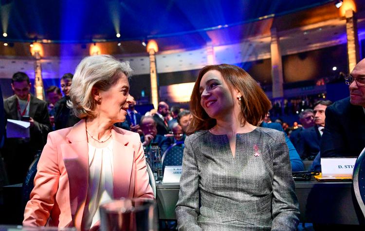 Europa-Kommissionens formand, Ursula von der Leyen, og Moldovas præsident, Maia Sandu, til EPP's årsmøde i Bukarest onsdag. Foto: Daniel Mihailescu/Ritzau Scanpix