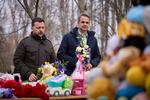 Ukraines præsident, Volodymyr Zelenskiy, og Grækenlands ministerpræsident, Kyriakos Mitsotakis, besøgte onsdag et interimistisk mindesmærke i Odesa for ofrene for et droneangreb tirsdag.  Foto: Ukrainian Presidential Press Ser/Ritzau Scanpix