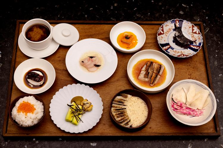 Japansk morgenmadsbord - choushoku - med småretter.   Foto: Jacob Ehrbahn