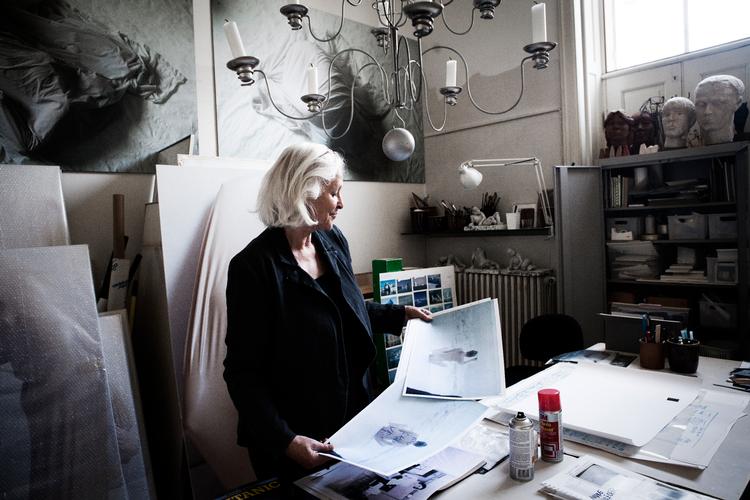 Billedhugger og scenograf Kirsten Justesen er en af de talentfulde kvindelige kunstnere, der har taget en uddannelse på Kunstakademiet. Her er hun fotograferet for 11 år siden i sit atelier Arkivfoto Ditte Lysgaard Holm