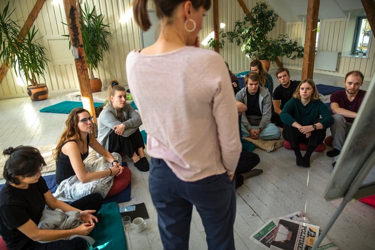 På Brandbjerg Højskole ved Vejle underviser Mette Øyås eleverne i faget Køn, krop og seksualitet. Her diskuterer de blandt andet deres egne og andres personlige og seksuelle grænser.   Arkivfoto Nima Taheri