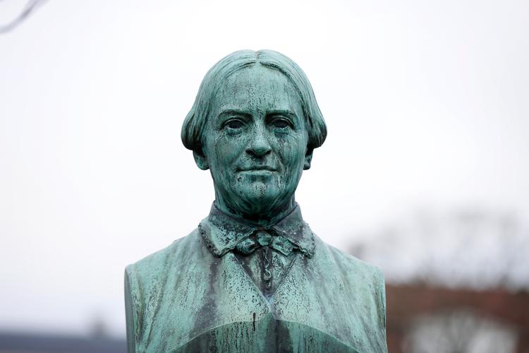 Der mangler statuer af kvinder, mener kulturminister Jakob Engel-Schmidt (M). I denne podcast kan du høre Politikens kulturredaktør fortælle, hvilke kvinder hun synes, vi skal hugge i sten. Foto: Jens Dresling