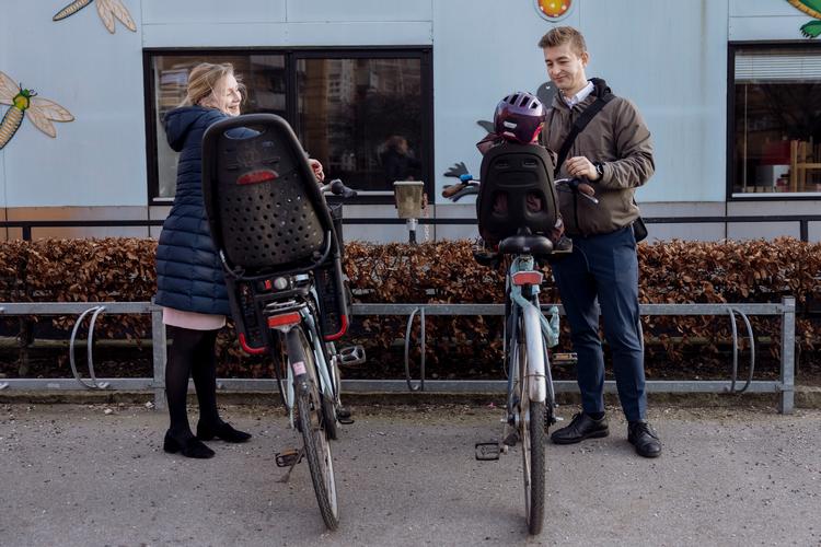 Stefan Roy, Sigrid Friis og deres datter Asta 
på vej hjem fra Astas børnehave, Louisegården.   Foto: Emil Bay