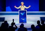 EU-Kommissionsformand Ursula von der Leyen tager imod bifald efter at være blevet valgt af Europas konservative EPP-gruppe som favorit til også at være kommissionsformand de næste fem år. Foto: Daniel Mihailescu/Ritzau Scanpix