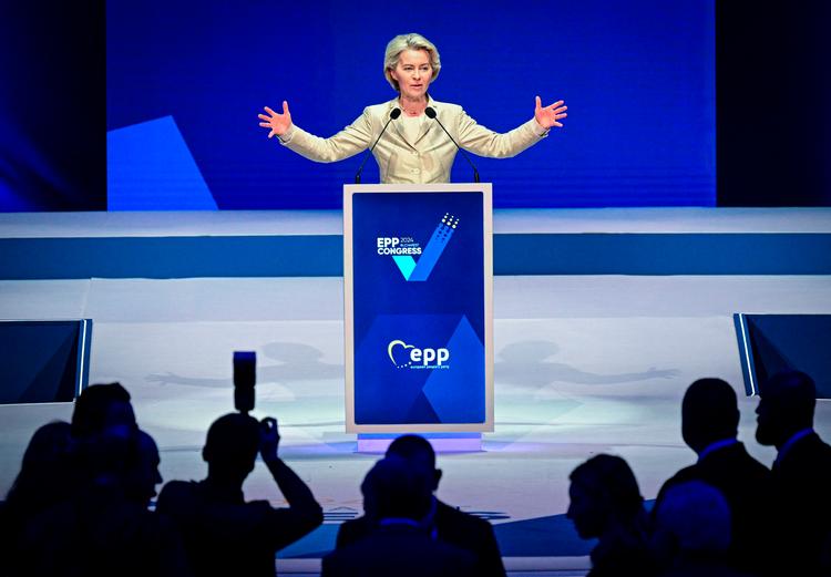 EU-Kommissionsformand Ursula von der Leyen tager imod bifald efter at være blevet valgt af Europas konservative EPP-gruppe som favorit til også at være kommissionsformand de næste fem år. Foto: Daniel Mihailescu/Ritzau Scanpix