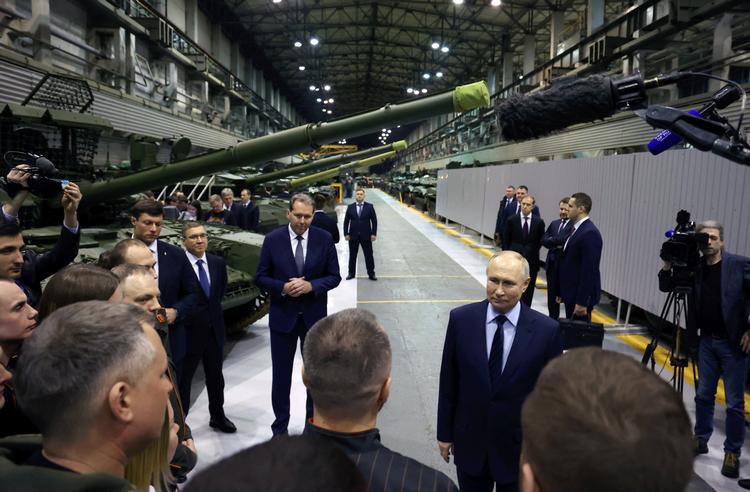 Putin besøger et militæranlæg i byen Nizhny Tagil i februar. Foto: Sputnik/Ritzau Scanpix