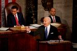 USA's præsident, Joe Biden, holder sidste State of the Union-tale før præsidentvalget i november. Bag ham til venstre sidder formanden for Repræsentanternes Hus, Mike Johnson, og forsøger at finde en grimasse, der kan passe. Foto: Chip Somodevilla/Ritzau Scanpix