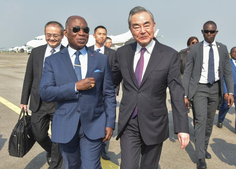 Kinas udenrigsministers første udlandsrejse hvert år går til Afrika. I januar rejste Wang Yi (th.) til Elfenbenskysten, hvor han mødte udenrigsminister Kacou Houadja Léon Adom (tv.). Kina rykker på kontinentet, mens Danmark famler, mener Dansk Industri. Foto: Stringer/Ritzau Scanpix