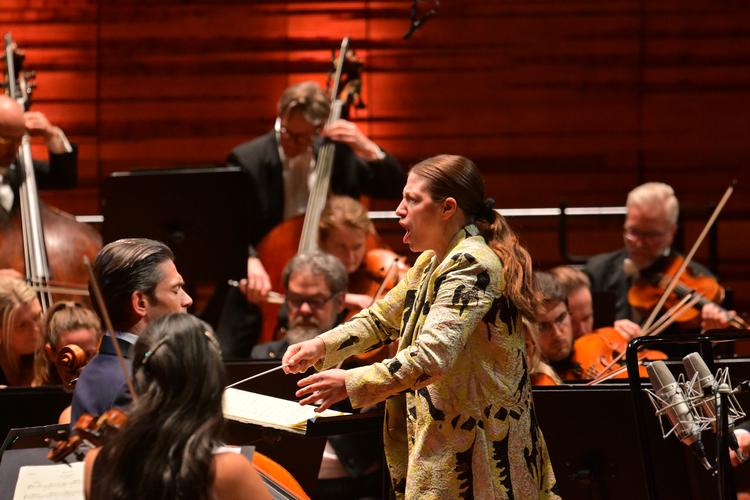Den opadstigende dirigentstjerne Dalia Stasevska holdt intet tilbage ved Torsdagskoncerten, hvor den franske cellist Gautier Capuçon var solist. Foto: Søren Krabbe/DR