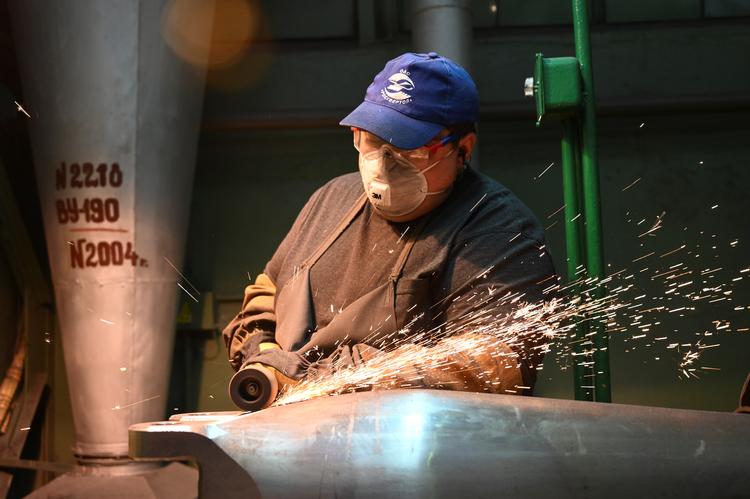 En Rostekh-ansat på en af den statslige våbenindustris fabrikker. De har tilsyneladende ikke større problemer med at få produktionsmaskiner fra Vesten. Foto: Sergey Pivovarov/Ritzau Scanpix