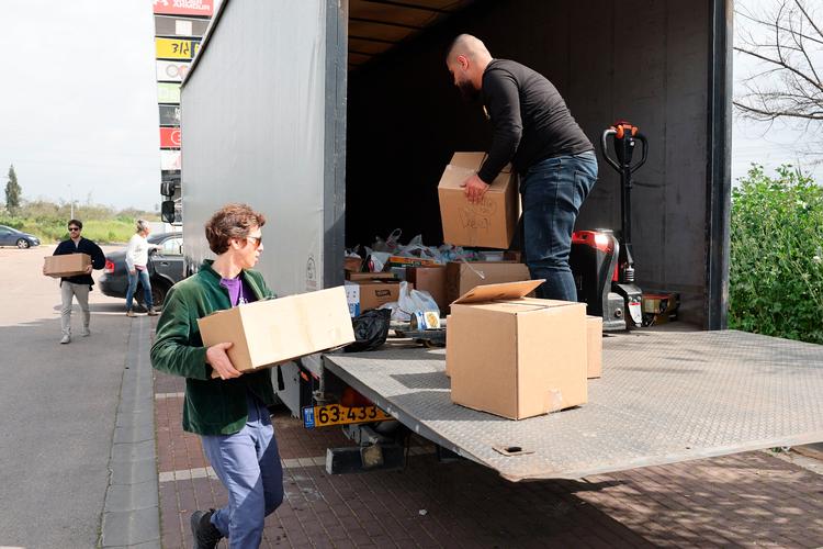 Frivillige fra en ngo fotograferet i går i den sydisraelske by Ashkelon, hvor de gjorde sig klar til at køre fødevarer til Gaza. Foto: Jack Guez/Ritzau Scanpix