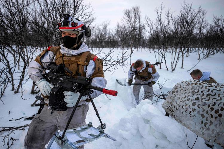 Norske soldater forbereder en forsvarsstilling tæt på byen Alta, der er omdrejningspunkt for en del af Nato øvelsen Nordic Response
    Foto: Jonathan Nackstrand/Ritzau Scanpix