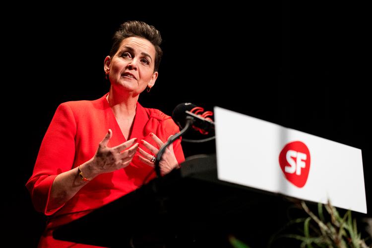  Pia Olsen Dyhr står  uantastet som formand for SF. Her ses hun på talerstolen  ved partiets landsmøde i Kolding lørdag.  Foto: Frank Cilius/Ritzau Scanpix