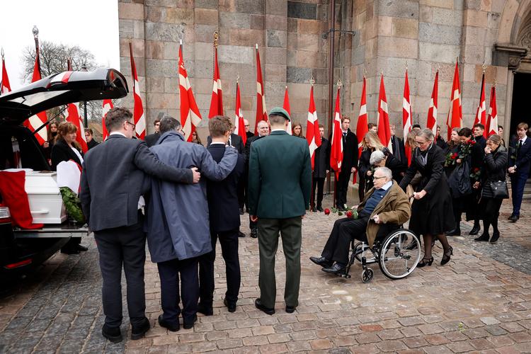 Søren Pape Poulsens forældre, Svend og Ruth, bliver fulgt hen til deres søn kiste i rustvognen. Foto: Jens Dresling