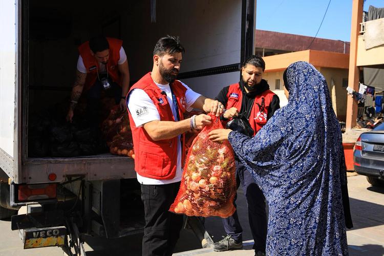 Salam Aldeen (th), 41, stifter af non profit organisationen Team Humanity, fik onsdag adgang ind i Gaza, hvor han de seneste dage har uddelt nødhjælp. Foto: Privatfoto