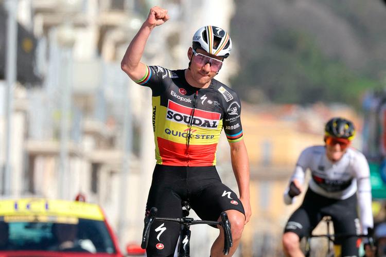 Remco Evenepoel kommer først over stregen. Foto: Thomas Samson/Ritzau Scanpix