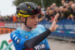 Jonas Vingegaard i den blå førertrøje vinker til publikum inden dagens etape.  Foto: Roberto Bettini/Ritzau Scanpix