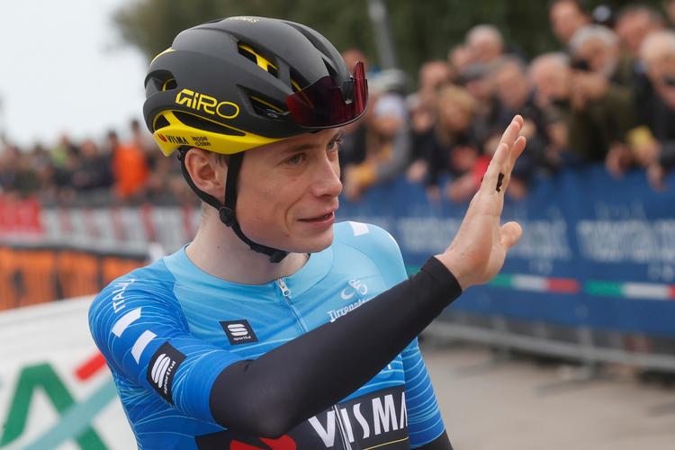 Jonas Vingegaard i den blå førertrøje vinker til publikum inden dagens etape.  Foto: Roberto Bettini/Ritzau Scanpix