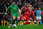 Liverpools Harvey Elliott udfordrer Manchester Citys målmand, Stefan Ortega. Foto: Paul Ellis/Ritzau Scanpix