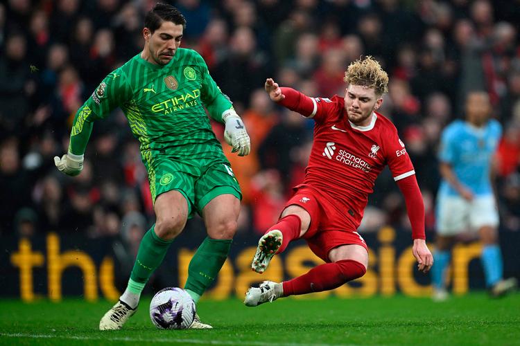 Liverpools Harvey Elliott udfordrer Manchester Citys målmand, Stefan Ortega. Foto: Paul Ellis/Ritzau Scanpix