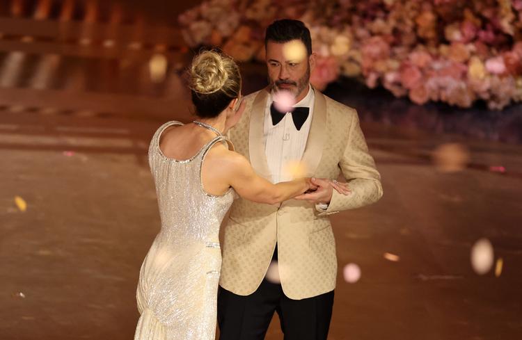 Jimmy Kimmel havde taget onkelnumor med til oscarshowet. Her er han i selskab med Emily Blunt. Foto: Mike Blake/Ritzau Scanpix