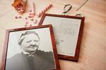 Foto af Amalia Erikson og kopi af Magistratens erhvervstilladelse til produktion og salg af sukkergodt og polkagrise udstillet i bymuseet i Gränna. Foto: Patrik Svedberg, Smålands Tourism