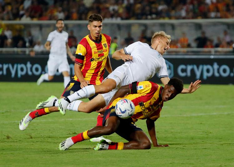  Patrick Dorgu (nederst i billedet), som her ses i en duel med landsmanden Gustav Isaksen fra Lazio, skal have ny træner i Lecce. (arkivfoto) Foto: Ciro De Luca/Ritzau Scanpix