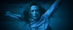 Det kommer Eve (Kerry Condon) til gode, at hun som datter af en frømand i marinen har lært sig at dykke dybt fra en tidlig alder. Foto: Universal Studios/UIP