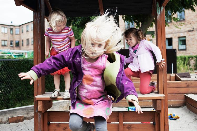 Vores daginstitutioner er fyldt med eksempler på æstetik og pædagogisk praksis, der formidler meget nøje og dikotome fortællinger om drenge og piger, forklarer forsker i køn og arbejdsmarked, Jo Krøjer. Ifølge hende kropsliggøres sådanne verdensbilleder, og så er det ikke så besynderligt, at interaktionen mellem mænd og kvinder bærer præg af mindre, gensidig forståelse. Foto: Kasper Løftgaard