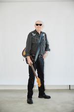 Ved siden af sine store evner som vokalist er Henning Stærk, der engang var trommeslager i Gnags, også multiinstrumentalist. Guitaren suppleres af mundharpe, bas, percussion og trommer, hvis det skal være. Foto: Pr-foto