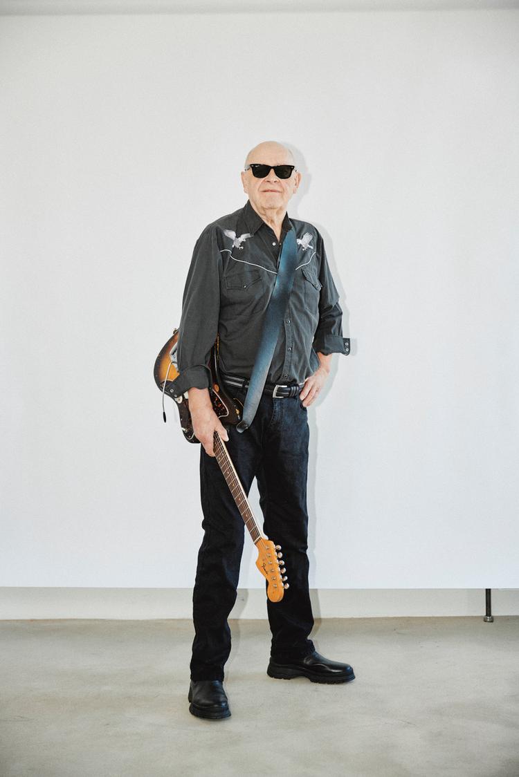 Ved siden af sine store evner som vokalist er Henning Stærk, der engang var trommeslager i Gnags, også multiinstrumentalist. Guitaren suppleres af mundharpe, bas, percussion og trommer, hvis det skal være. Foto: Pr-foto