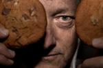»Ingen pizzarestauranter, ingen burgerbarer, men måske en kinagrill, hvor man kunne købe en forårsrulle«. Sådan husker Tim Pape Danmark i 1970'erne, hvor han ofte hjalp sin mor med at lave amerikansk mad – og bage cookies – hjemme i familiens køkken. Foto: Emil Bay