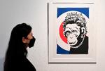 Værket 'Monkey Queen' er fra 2003 og er lavet i et oplag på 150 eksemplarer. To kunstsamlere trækker nu Banksy i retten, fordi kunstnerens virksomhed ikke vil fortælle, om de værker, de har købt, er ægte eller ej.  Foto: Anthony Harvey/shutterstock/Ritzau Scanpix