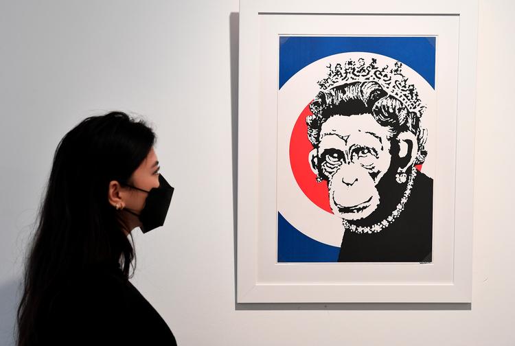 Værket 'Monkey Queen' er fra 2003 og er lavet i et oplag på 150 eksemplarer. To kunstsamlere trækker nu Banksy i retten, fordi kunstnerens virksomhed ikke vil fortælle, om de værker, de har købt, er ægte eller ej.  Foto: Anthony Harvey/shutterstock/Ritzau Scanpix