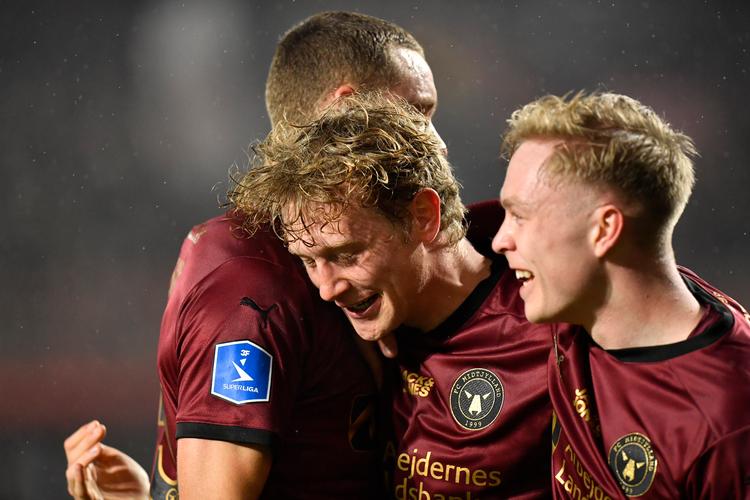 Oliver Sørensen fejres, efter at han har scoret FC Midtjyllands og kampens enlige mål. Foto: Ernst van Norde/Ritzau Scanpix