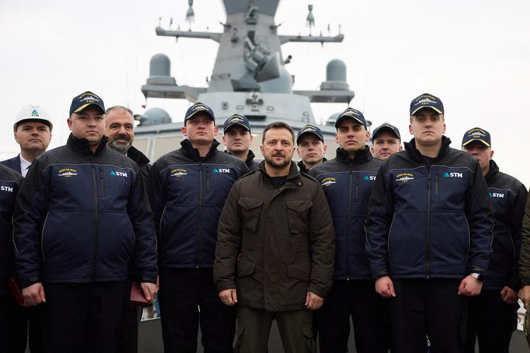Zelensky, der poserer sammen med den ukrainske flåde, der gennemgår træning i drift og vedligeholdelse af et nyt krigsskib, der er ved at blive bygget til den ukrainske flåde. Billedet er taget under et besøg på et skibsværft i Istanbul den 8 marts 2024.  Foto: Handout/Ritzau Scanpix
