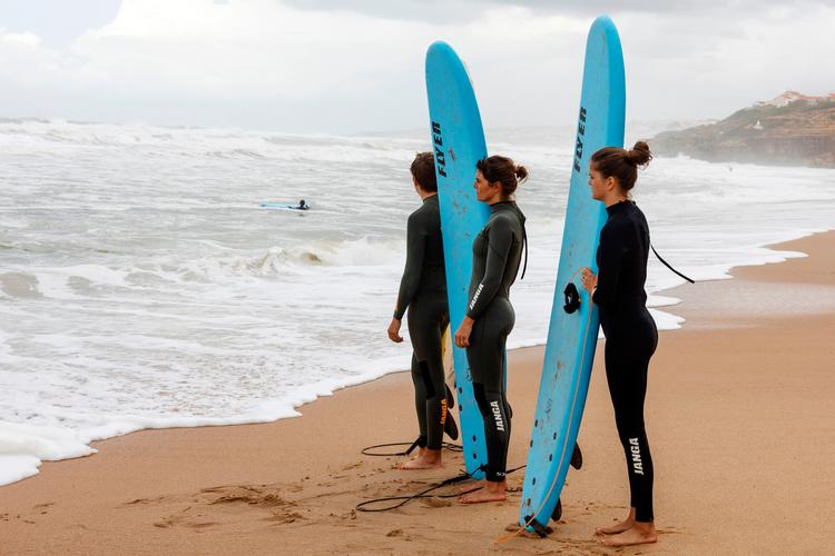 Artiklens forfatter og et par af hendes børn lurer på, om havets strøm og bølgerne er for kraftige til at lege videre i vandet. Afgørelsen bliver under alle omstændigheder truffet af de mange kyndige surfinstruktører på campen.  Foto: Julie Vöge