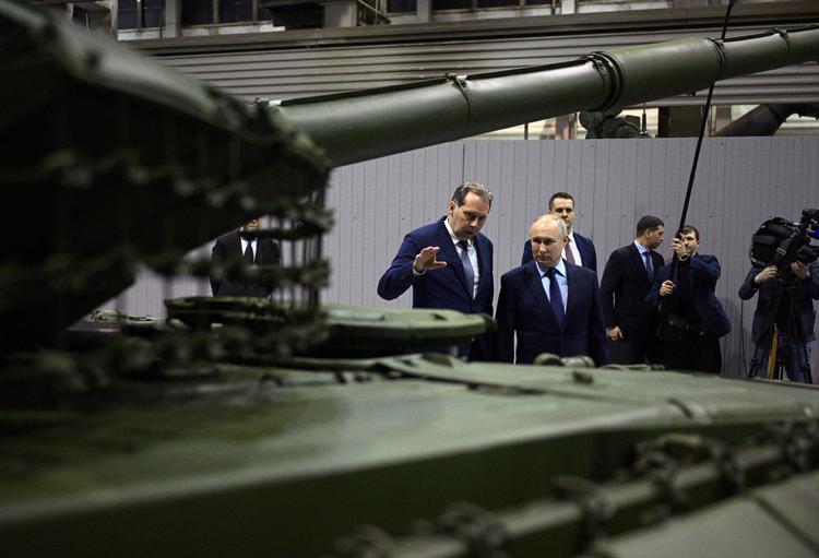 Vladimir Putin fotograferet under et besøg på kampvognsfabrikken Uralvagonzavod i februar. Foto: Sputnik/Ritzau Scanpix