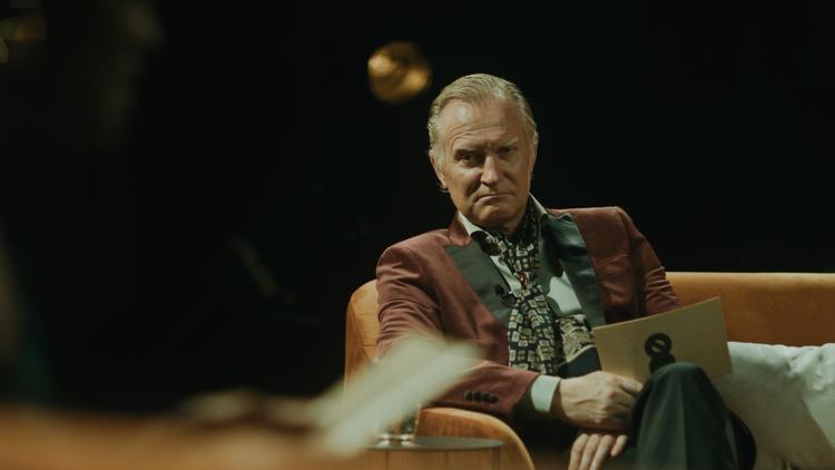 Ulrich Thomsen har rollen som en skærmtrold, der klistrer til sin taburet med alle midler. Foto: Fra filmen