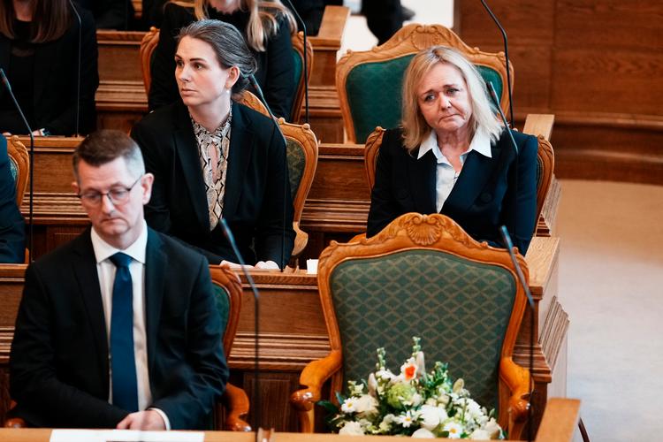Mona Juul (øverst th.) ventes udpeget som ny konservativ leder. Her ses hun siddende bag ved Søren Pape Poulsens tomme stol i Folketinget, mens den afdøde konservative leder blev mindet tirsdag.  Foto: Liselotte Sabroe/Ritzau Scanpix