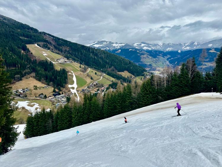 Piste 13, kaldet Standard, er den eneste, der kommer helt ned til Schmittenhöhe dalstation i 950 meters højde. Herfra er der fem stop med skibussen ned til byen. Fra Standard kan man se over på piste 20, som kommer ned fra Sonnenalm og til Schmittenhöhe. For nogle uger siden var der lidt sne på den, nu er den helt død. Foto: Per Munch