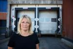 Som Birgit S. Hansen nævner, taber Frederikshavn arbejdspladser. Her står hun foran et Danish Crown-slagteri i Sæby, som lukkede i juni, hvor 800 mennesker mistede deres job.  Foto: Claus Bjørn Larsen