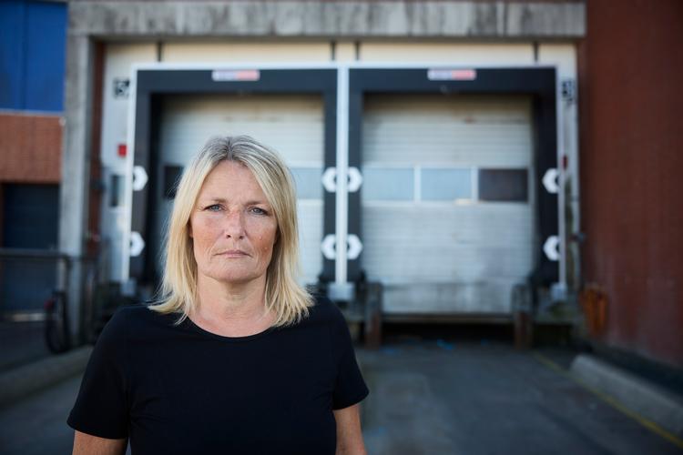 Som Birgit S. Hansen nævner, taber Frederikshavn arbejdspladser. Her står hun foran et Danish Crown-slagteri i Sæby, som lukkede i juni, hvor 800 mennesker mistede deres job.  Foto: Claus Bjørn Larsen