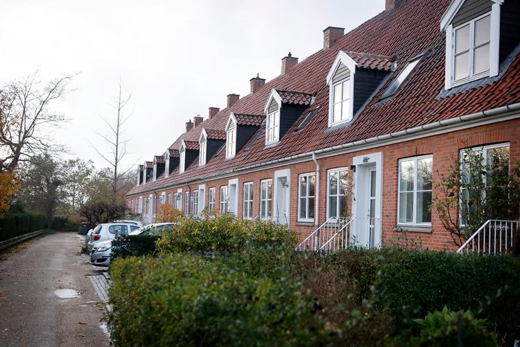 Kun 485.000 ud af omkring 1,7 millioner boligejere havde 31. januar i år modtaget en vurdering af deres bolig per 1. februar 2020. Til gengæld havde mange boligejere, som ejerne af disse rækkehuse, fået foreløbige vurderinger, der vurderede ens huse helt forskelligt.   Arkivfoto Jens Dresling