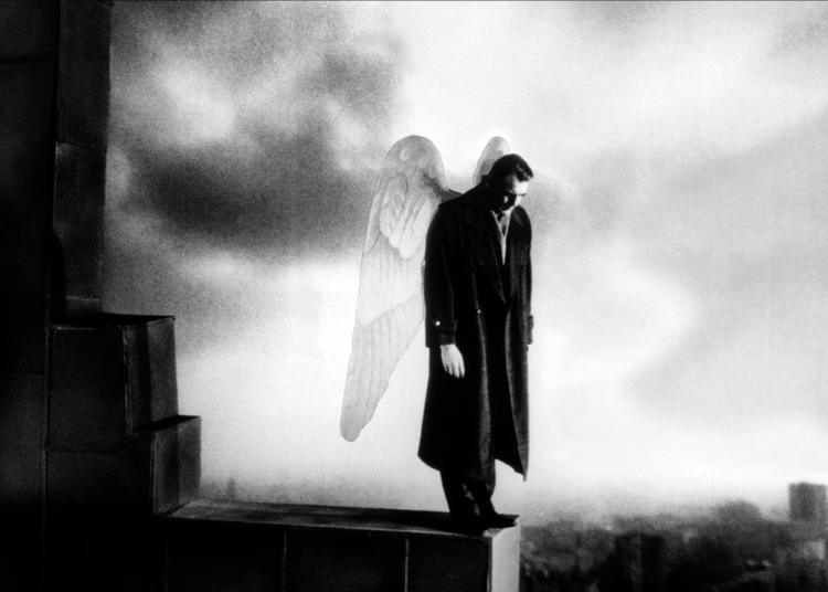 Den schweiziske skuespiller Bruno Ganz (1941 -2019) havde en af sine store roller som englen Damiel i Wim Wenders' stadig seværdige 'Himlen over Berlin' fra 1987.    Foto: Mary Evans/af Archive/road Movie/Ritzau Scanpix