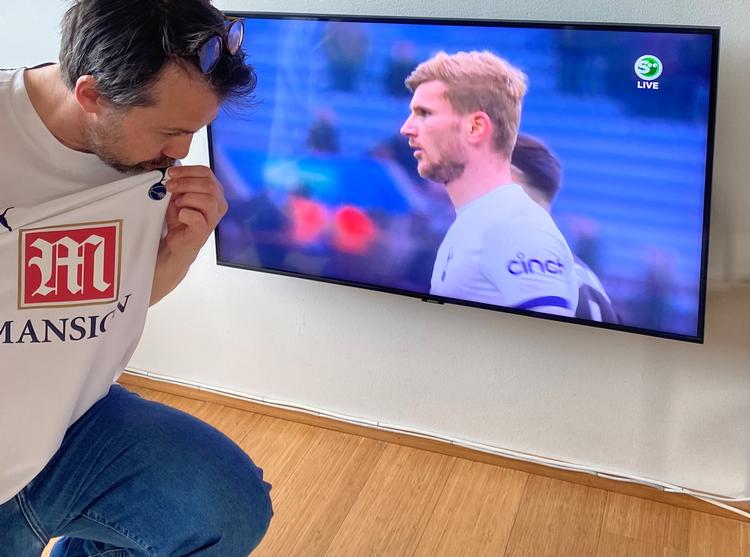 Spurs-logoet får et spontant kys, mens Tottenhams tyske angriber Timo Werner ser til fra skærmen. Foto: Alfred Hollerup