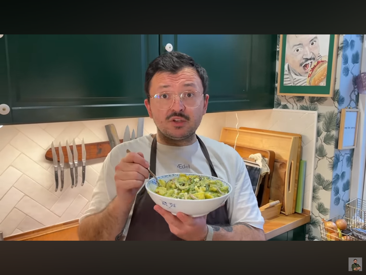 At Umut Sakaraya sætter pris på sin egen mad, er man aldrig i tvivl om. Han smager altid til sidst med alle tegn på fornøjelse.  Foto: Foto fra YouTube