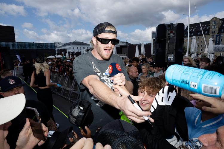 Foran 3000 mennesker på Ofelia Plads i København rækker Youtube-stjernen, Logan Paul, ud efter en læskedrik af sit eget mærke, Prime. Prime er ifølge Anja Philip, formand i Forbrugerrådet Tænk, et eksempel på en stadigt intensiverende sammensmeltning af reklame og underholdning til børn. Arkivfoto Thomas Borberg