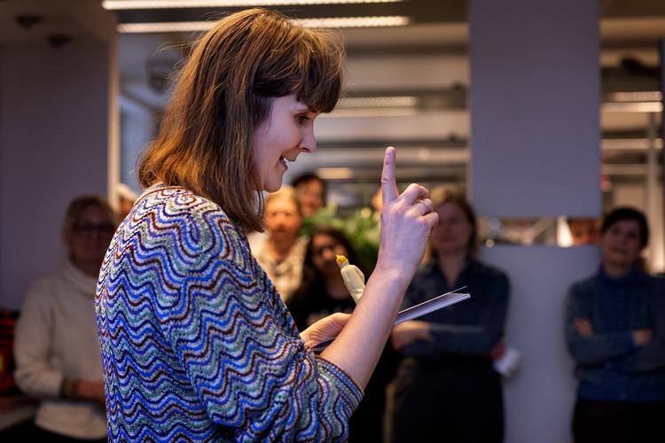 Pernille Jensen får Flemmings Pris 2024 med en Tintin-statuette og 10.000 kroner. Foto: Finn Frandsen