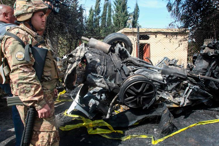 En libanesisk soldat ved et bombekrater efter et israelsk angreb i den sydlibanesiske by Tyre. Foto: Mahmoud Zayyat/Ritzau Scanpix